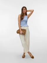 Blusa sin mangas de color celeste, con cuello redondo, calce regular y cuerpo con diseño de smock elástico y sutiles volados en el ruedo.
