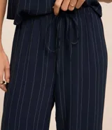 Pantalón pantalona azul marino con rayas verticales blancas, elástico y lazo en la cintura, con efecto airflow.