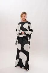 Buzo oversize de punto con estampado de manchas de vaca en blanco y negro.