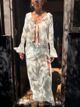 Pollera larga de encaje blanco con tajo lateral y cintura elastizada.