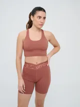 Top deportivo Umbro color negro con diseño de espalda nadadora y banda elástica en la base para mayor soporte.