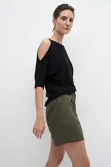 Short blanco de lino con pinzas, tiro alto y bolsillos laterales.