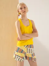Musculosa de algodón pima color amarillo vibrante, con escote redondo y espalda con detalle de nudo.