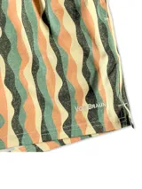 Short de baño color gris con estampado de palmeras, cintura elástica con cordón ajustable y tres bolsillos.