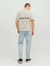 Camiseta de manga corta y cuello redondo con calce relajado. Presenta un diseño minimalista con un pequeño estampado tipográfico en el pecho.