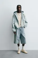 Bermudas de denim de algodón, color celeste claro con efecto vintage y manchas claras en las perneras. Tienen un corte ancho (baggy fit), tiro alto y cinco bolsillos.