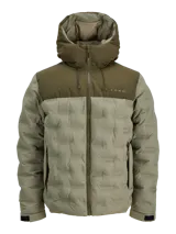 Campera puffer con capucha, diseño bicolor en tonos verde oliva, cierre frontal completo y bolsillos laterales. Presenta textura acolchada sin costuras visibles en el cuerpo y puños ajustables con velcro.