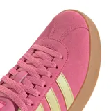 Championes Adidas VL Court 3.0 de estilo urbano con diseño retro inspirado en el skate. Presentan una capellada de gamuza en color rosado, con las icónicas tres tiras laterales y el forro interno en un tono beige contrastante. La suela es vulcanizada en color marrón claro, ofreciendo un aspecto limpio y atemporal.