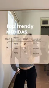 Blusa de manga larga con diseño de hombros caídos, confeccionada en tejido jersey rayado en tonos azul y gris. Presenta un corte ajustado a la cintura y mangas con volumen.