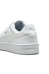 Championes deportivos Puma modelo Court Lally, de color blanco, con diseño urbano y suela de goma.