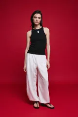 Musculosa de calce ajustado confeccionada en algodón con elastano, con textura acanalada y escote redondo alto.