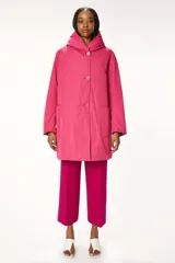 Chaqueta chubasquero reversible con capucha, largo medio y corte regular, color rosa.