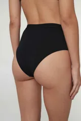 Bombacha tiro alto color borgoña, con fundillo de algodón.