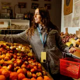 Correa para teléfono color celeste con mosquetón metálico y pieza plástica ajustable.