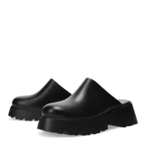 Zuecos negros con plataforma de goma.