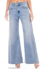 Jean de tiro medio y corte wide leg, confeccionado en denim de lavado claro. Presenta un diseño de líneas sinuosas formadas por pequeños brillos aplicados en toda la superficie frontal.
