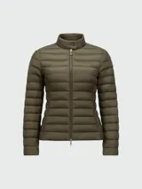 Chaqueta corta acolchada de Moncler, color rosa pálido, con cuello alto, cierre frontal con cremallera y diseño de líneas horizontales.