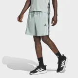 Short deportivo Adidas color verde claro, con las icónicas tres tiras laterales en negro y logo de la marca estampado en la pierna. Cuenta con cintura elástica y bolsillos laterales.