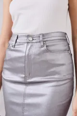 Falda midi plateada de corte recto, con abertura frontal y bolsillos delanteros.