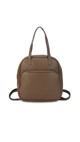 Mochila color bordó con doble asa superior, correas traseras regulables y bolsillo frontal con cierre. Se puede usar como mochila o como cartera.