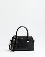Cartera chica tipo bolso de mano XL Extra Large de color negro, confeccionada en material sintético con textura granulada. Cuenta con doble asa corta superior, herrajes dorados, detalles de tiras colgantes decorativas y correa ajustable y desmontable para usar cruzada o al hombro.