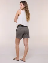 Short de algodón color beige, con pretina con pasadores, botón y cierre, bolsillos delanteros y bolsillos traseros abotonados. Incluye cinturón trenzado marrón.