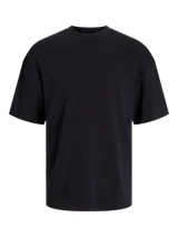 Camiseta negra de manga corta y cuello redondo, corte holgado.