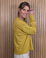 Cardigan de punto color marrón tostado, con cuello camisero, cierre frontal con botones y diseño de rayas sutiles en el tejido. Presenta mangas largas con puños elásticos y corte recto.