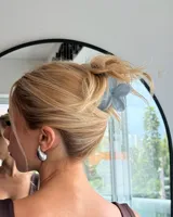 Set de dos clips para el pelo: uno azul con lunares rojos y otro rojo con forma de moño.