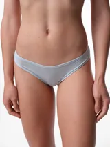 Bombacha de tiro medio confeccionada en tejido punto rib acanalado, con ribetes elásticos en cintura y piernas para un ajuste cómodo.