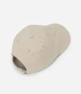 Gorra de béisbol color beige con visera curva y bordado frontal en color bordó que dice "Sport Club members only" y tres estrellas. Tiene cierre ajustable tipo strapback.