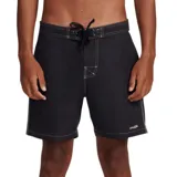Boardshort negro de largo medio (17 pulgadas) con costuras contrastantes en color blanco. Presenta cierre frontal con cordón ajustable y etiqueta con logo en la parte inferior delantera.
