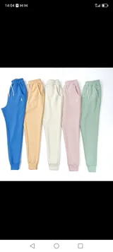 Pantalón jogger verde claro con puños ajustados y cordón en la cintura.