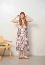 Vestido midi sin mangas, con escote en V y estampado estilo paisley en tonos marrones y violetas sobre fondo blanco.