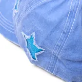 Gorra de béisbol celeste con efecto desgastado y bordes deshilachados.