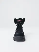 Borcegos de caña baja con diseño robusto, confeccionados en una combinación de gamuza y cuero sintético en tonos verde oliva. Presentan suela track de goma dentada en color suela, cordones al tono con ojalillos amarillos y cuello acolchado para mayor confort.