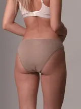 Bombacha clásica de talle bajo Calvin Klein Ideal Cotton, color nude, confeccionada en mezcla de algodón y elastano.