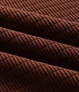 Suéter masculino de cuello redondo y manga larga, confeccionado en malla texturizada con diseño de cuadros grid. Presenta un corte clásico y versátil, ideal para diversas ocasiones.