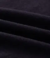 Pijama masculino compuesto por una blusa de manga larga con cuello redondo en tejido de media malla con rayas finas y un pantalón largo liso de corte recto.