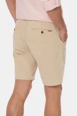 Bermuda clásica de lino color beige, de corte recto con bolsillos laterales y traseros ribeteados con botón.