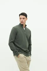 Buzo azul de felpa con medio cierre frontal, cuello alto y logo de goma en el pecho.