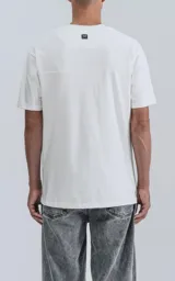 Remera de manga corta y cuello redondo, color blanco, con calce regular y un recorte sutil en la espalda.