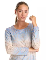 Remera de manga larga con escote redondo, confeccionada en tejido soft con estampado de diseño ornamental en tonos azules y beige.