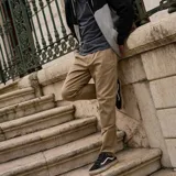 Pantalón chino color beige, de corte recto, con bolsillos laterales y traseros.