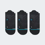 Pack de tres pares de medias deportivas Stance, modelo Run Light Tab, en color negro con detalles en azul. Diseñadas con tecnología Feel360 para mayor rendimiento y transpirabilidad.