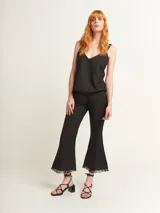 Musculosa verde agua con escote en V, breteles anchos con detalle de argollas de madera y ruedo con flecos.