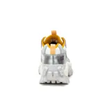 Championes Caterpillar modelo Intruder, de diseño robusto y estilo chunky. Presentan una combinación de colores blanco, lila y detalles en amarillo. Cuentan con suela de goma dentada de gran tracción, entresuela de EVA y logo de la marca en el lateral y la lengüeta.