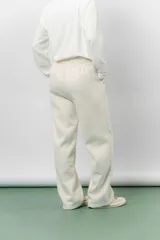 Pantalón deportivo de corte wide leg con caída relajada. Presenta cintura elastizada con cordón ajustable, bolsillos laterales y un interior frizado para mayor abrigo.