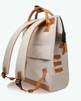 Mochila Cabaia modelo Adventurer Arequipa, de color beige con detalles en cuero sintético color suela. Cuenta con un bolsillo frontal con cierre, asas superiores de mano y diseño estructurado.