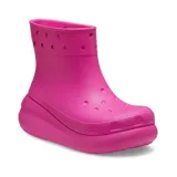 Bota impermeable Crocs modelo Classic Crush, color beige, con plataforma de 5 cm, perforaciones para Jibbitz en el cuello y diseño ligero de material Croslite.